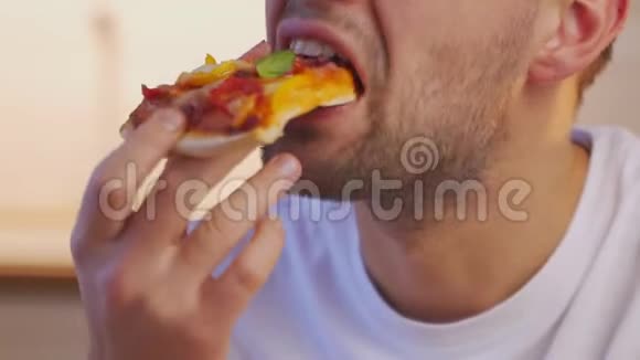 一个年轻漂亮男人吃披萨的画像视频的预览图