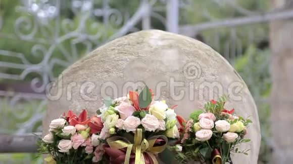 漂亮的婚礼花束和戒指在混凝土上视频的预览图