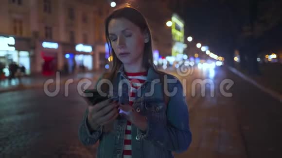 女人使用智能手机边走边考虑周围环境视频的预览图