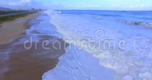 海浪相机在波浪上的运动波浪靠近海岸视频的预览图