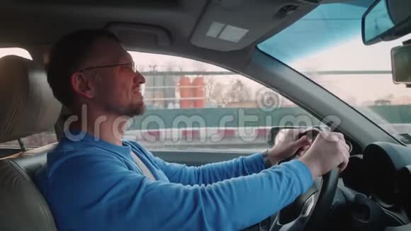 白人司机开车过其他路城市日落视频的预览图