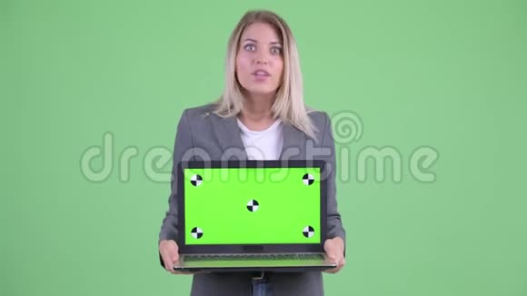 年轻的金发女商人带着笔记本电脑看上去很惊讶视频的预览图