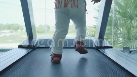 婴儿脚在健身房的跑步机上视频的预览图