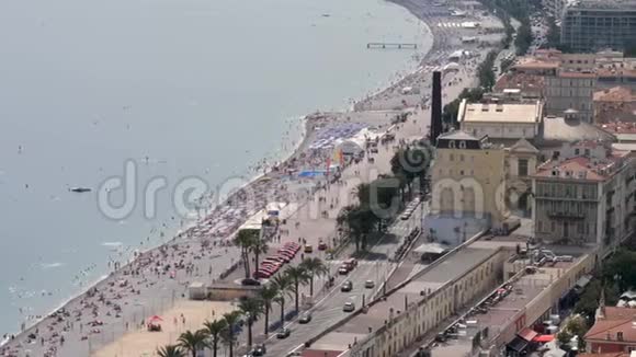 法国里维埃拉尼斯海滩和海滨的空中拍摄享受海滩水上运动和电车的游客视频的预览图