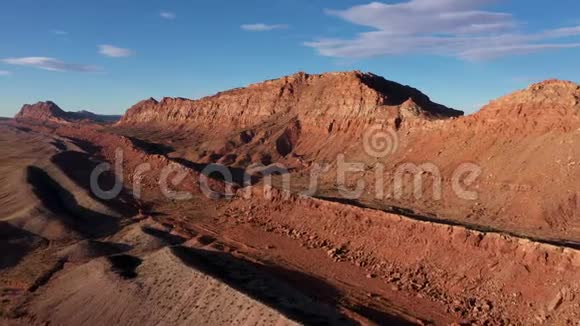 沙漠中的红色砂岩山脉峡谷和干涸的河床视频的预览图