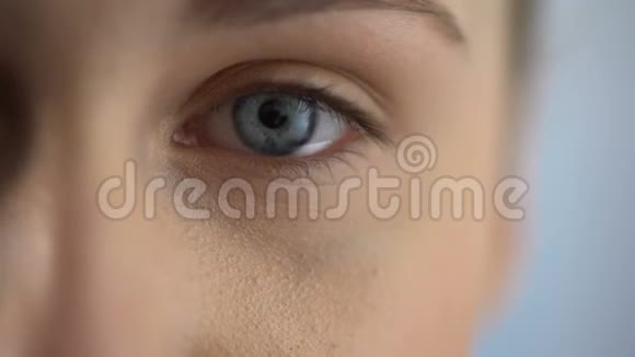 戴眼镜的蓝眼女人看眼科医生看相机视频的预览图