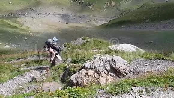 夏天女性登山者在一座陡峭的山坡上跋涉在斯洛文尼亚视频的预览图