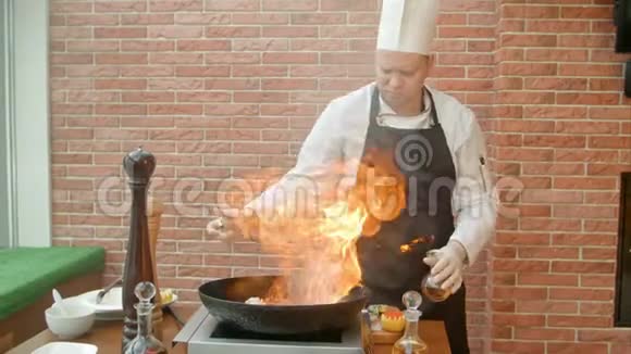 厨师用烈焰酒精煮海鲜视频的预览图