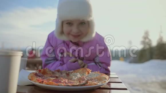那个女孩正在吃午饭雪山中央的快乐女孩寒假视频的预览图