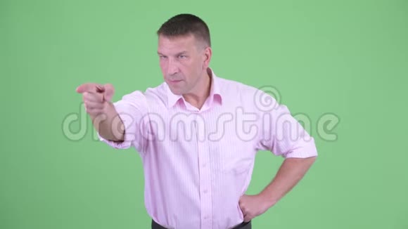 愤怒的成熟男子汉商人竖起大拇指视频的预览图