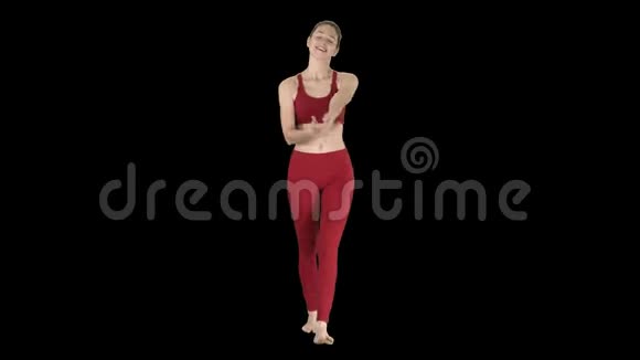 年轻女子穿着瑜伽服伸展双手阿尔法频道视频的预览图