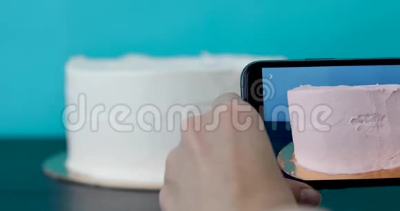 匿名厨师在智能手机上制作蛋糕照片视频的预览图