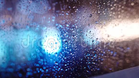 窗玻璃上的蓝色雨滴视频的预览图