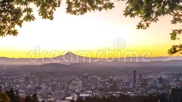 波特兰的秋叶和山帽后面的朝阳视频的预览图