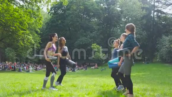 五人组适合快乐的女人在公园锻炼后给予高五庆祝成功设定目标完成团队视频的预览图