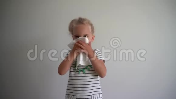 小女孩吹鼻子弄张鼻涕脸妈妈帮女儿擦脸视频的预览图