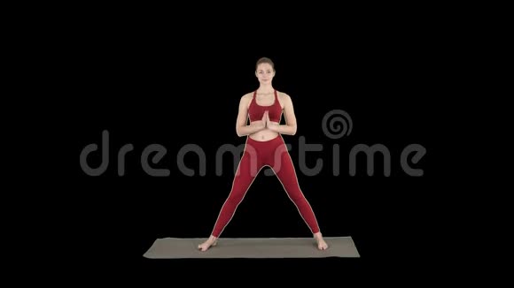 年轻的瑜伽魅力女性练习瑜伽概念站在Utthitaparsvakonasana锻炼阿尔法频道视频的预览图
