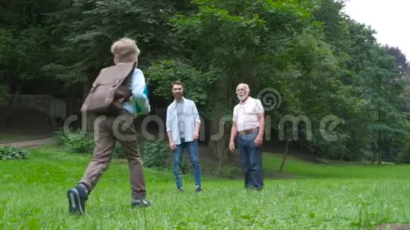 爸爸和爷爷从小学认识他们的儿子快乐的孩子跑进了他父母的怀里劳尔的观点视频的预览图