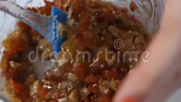 用燕麦片红糖坚果和干果在banquez与蜂蜜一起自制麦片用勺子搅拌健康视频的预览图
