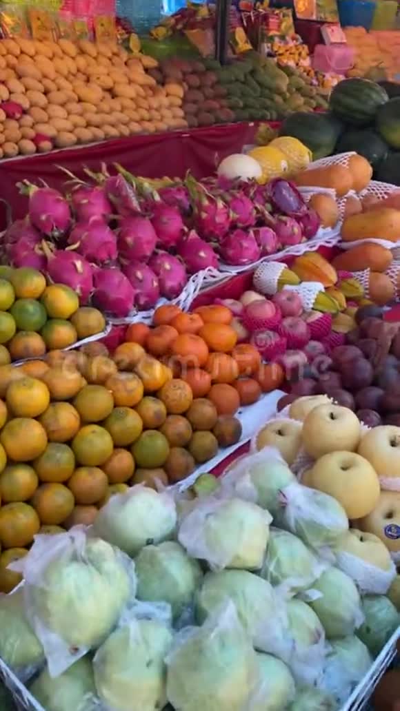 明亮的一天市场上有异国水果视频的预览图