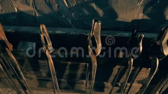 金属钳子挂在锻炉的架子上视频的预览图