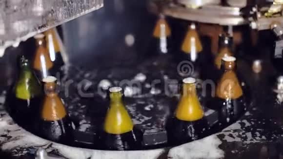 啤酒厂装瓶生产线视频的预览图