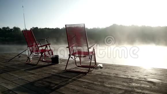 鱼椅站在鱼墩上背景是清晨的雾在水中视频的预览图