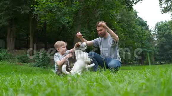 家庭宠物团队友谊家畜和人的概念父子幸福的家庭奔跑跳跃视频的预览图