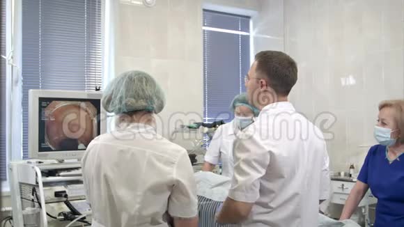 手术期间使用内镜设备的医生团队视频的预览图
