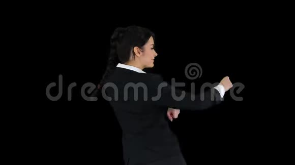 可爱自信的年轻商务女性跳舞阿尔法频道视频的预览图