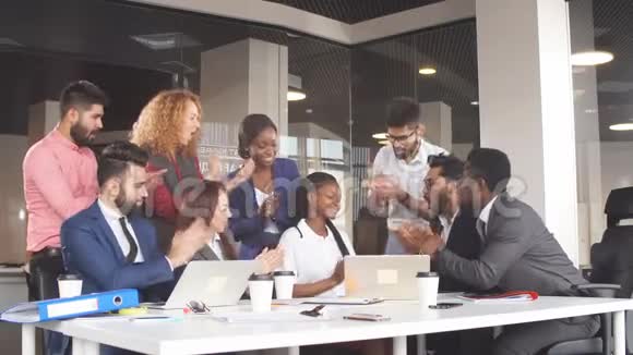 快乐的年轻在职上班族为自己鼓掌视频的预览图