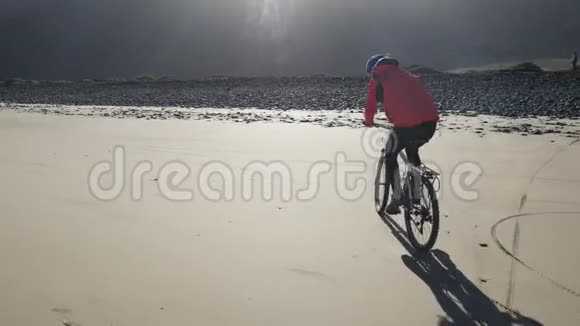 年轻人骑自行车在加那利群岛的沙滩上惠利在沙滩上的把戏兰萨罗特大西洋视频的预览图