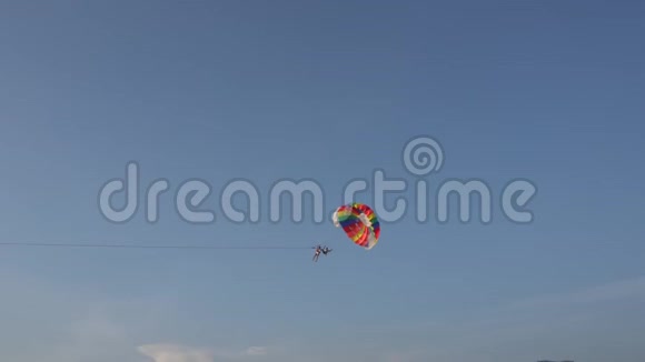 人和教官乘降落伞飞行夏天在海滩上积极休息视频的预览图