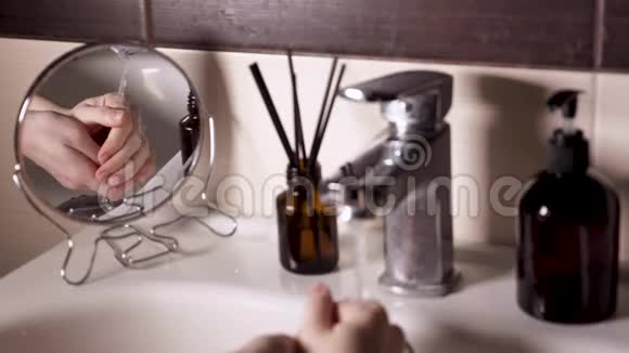 在镜子反射中洗手视频的预览图