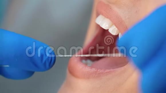 牙科就诊时牙线清洁牙齿的过程视频的预览图