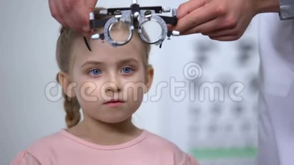 视光师给小女孩戴上特殊眼镜诊断懒惰眼病视频的预览图