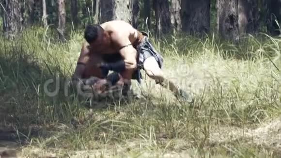 亚马逊女人在森林里和一个大男人打架动作慢视频的预览图