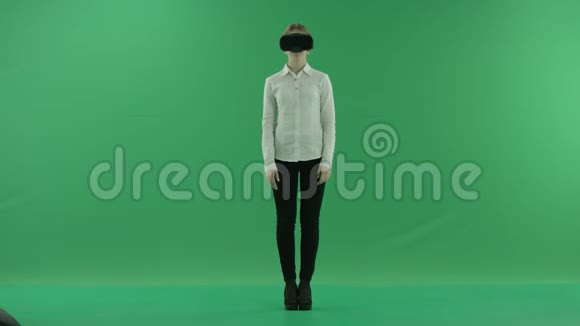 一位商业女性正在绿色背景前使用全息增强现实眼镜她穿着正装视频的预览图