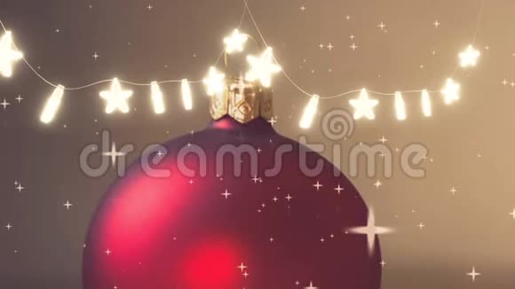 动画闪闪发光的黄色漂浮从底部到顶部与红色圣诞球视频的预览图