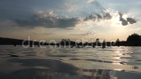 城市海滩人们在日落时在电力线路附近缓慢运动洗澡视频的预览图