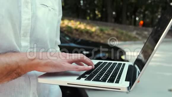 用黑色键盘特写人的手和笔记本电脑视频的预览图