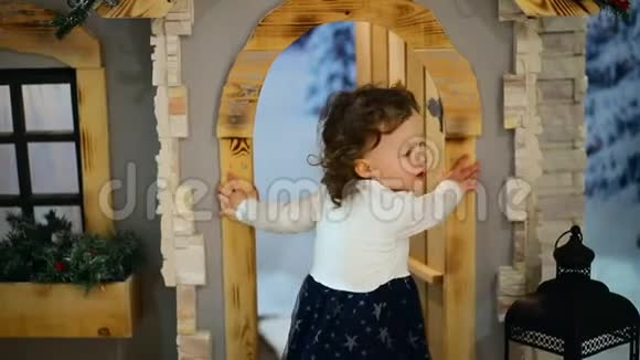 摄影棚的特写镜头小女孩进屋后关上了门视频的预览图
