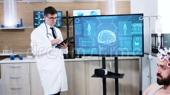 神经科学中心使用现代技术的医生视频的预览图
