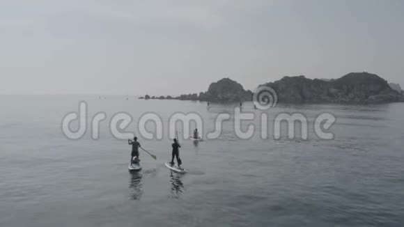 苏普冲浪者在海湾美丽的岛屿在的海洋日本俄罗斯视频的预览图