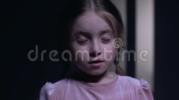 害怕的小女孩哭着闭上眼睛因为恐惧童年的恐惧特写视频的预览图