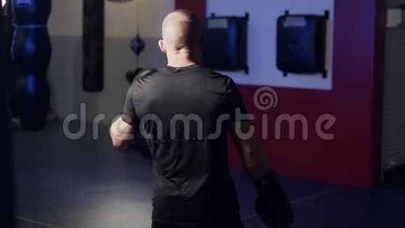 侧视拳手做运动加热手臂肌肉准备战斗慢动作视频的预览图