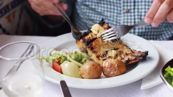 鳕鱼和蔬菜在餐馆的白菜中视频的预览图