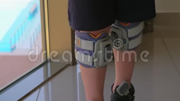 儿童双腿穿足下降系统视频的预览图
