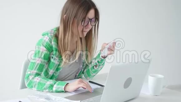 妇女通过将信息输入笔记本电脑来考虑购买和支付信贷的费用数额视频的预览图