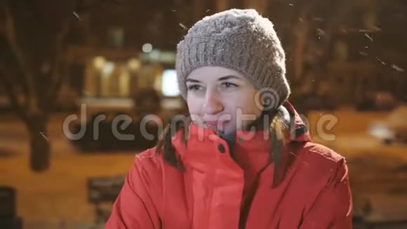 冬天公园的一个女人晚上喜欢跑雪城市里晚上一个女人的肖像视频的预览图